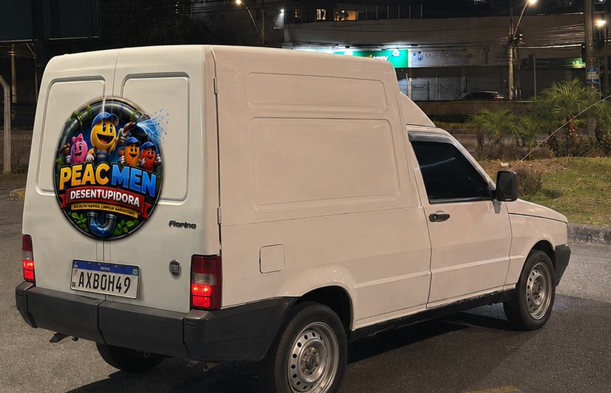 Carro da PeacMen Desentupidora, com a logo na traseira, em atendimento noturno em Belo Horizonte